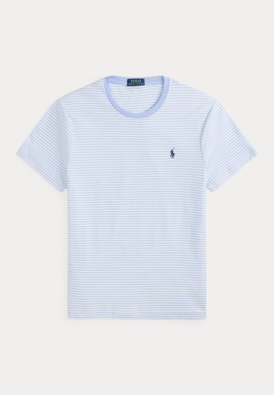 Κοντομάνικο ανοιχτό μπλε και λευκό T-shirt με οριζόντιες ρίγες, στρογγυλή λαιμόκοψη και μικρό σκούρο μπλε λογότυπο Polo Ralph Lauren στο στήθος.