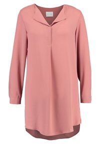 Långärmad blus i mjuk rosa tyg med V-ringning, en liten knäppning och en rundad nederdel, med en slät och flödande textur.