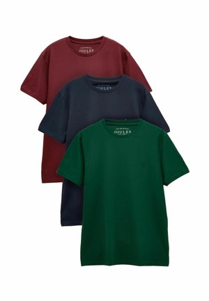 Drei einfarbige, kurzärmelige T-Shirts mit Rundhalsausschnitt in Grün, Marineblau und Bordeaux, gestapelt mit Grün vorne auf weißem Hintergrund.