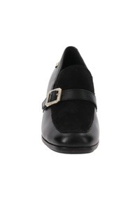 Zapato negro con un cuerpo de cuero suave y una parte superior de ante, acentuado con una tira decorativa de hebilla. Diseño de punta afilada.