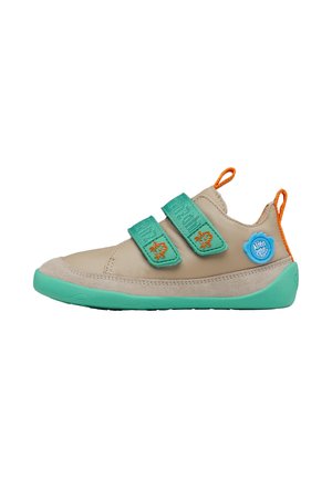 Beige children’s sneaker with turquoise sole, two green velcro straps, orange pull tabs, and blue circular logo on heel.