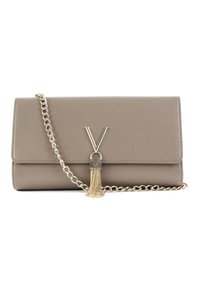 Grå texturerad läderclutch med en guldkedjestrap, med ett V-format spänne och en tofsdekoration.