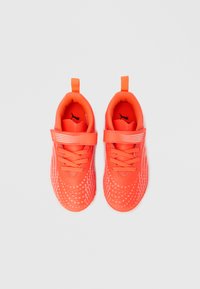 Φωτεινά πορτοκαλί αθλητικά παπούτσια με υφασμένο επάνω μέρος, που διαθέτουν κορδόνια και λουράκι. Σημαντική λεπτομέρεια λογότυπου στην εσωτερική σόλα και διακοσμητικό μοτίβο.