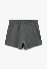 Grijze katoenen shorts met een elastische tailleband, met een eenvoudige en gladde textuur, korter dan de bovenkant van de dijen zonder zichtbare patronen.