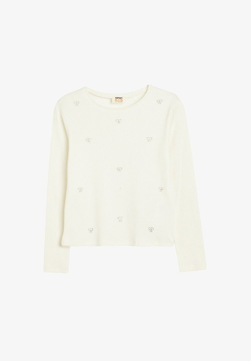 weißer, langärmeliger Rippenpullover mit kleinen herzförmigen Verzierungen, die gleichmäßig über die Vorderseite verteilt sind. Rundhalsausschnitt, cropped Design.