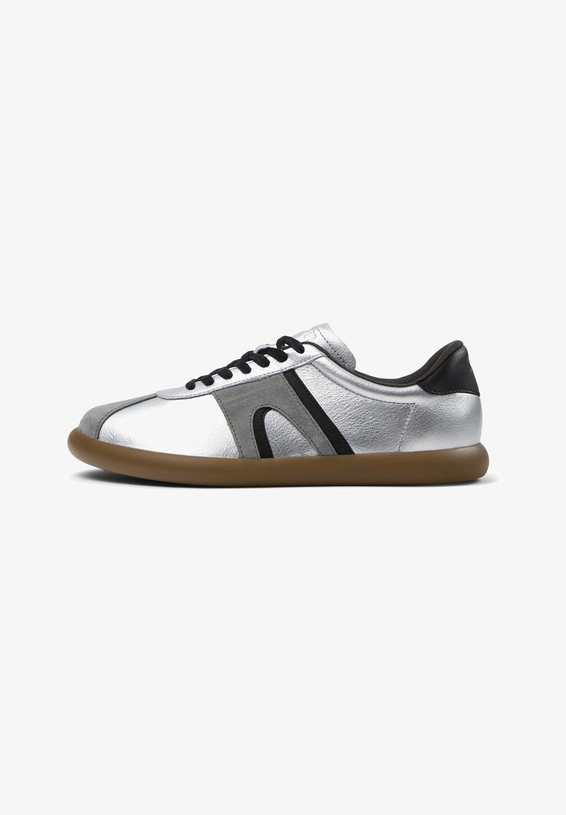 Sneaker in pelle argento con una texture liscia, dettagli neri, suola in gomma e un design classico con lacci.