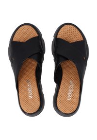 Sorte læder slide sandaler med krydsgående remme, en perforeret naturlig fodseng og en struktureret sål for greb. Logo trykt på indersålen.