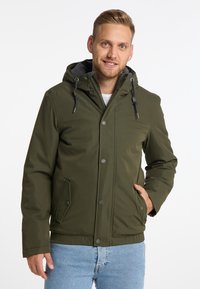 Jachetă cu glugă de culoare verde oliv, cu fermoar și închidere prin buton, dotată cu două buzunare laterale și detalii cu șnur. Textură de țesătură netedă.
