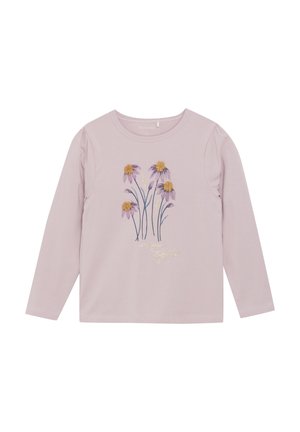 Langärmliges, helllila Baumwollhemd mit bestickten Blumen in Gelb und Lila, mit einem goldenen Textakzent nahe dem Saum.