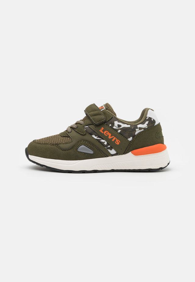 BOSTON CAMO - Sneakers laag - khaki/orange