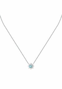 Collana in argento con un pendente a forma di stella, caratterizzata da un prezioso gemma azzurro chiaro centrale, circondata da accenti trasparenti e con una finitura liscia.