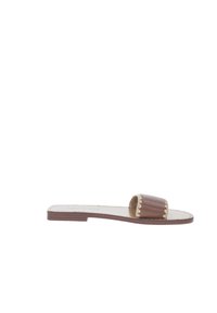 Sandali in pelle marrone con una sola larga fascia con bordi scallopati, suola piatta e design minimalista. Texture liscia, senza decorazioni.