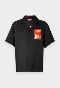 Zwarte T-shirt met korte mouwen van gladde stof, voorzien van een rood en oranje "SLOW BURN" graphic aan de linkerkant en een klassieke kraag.