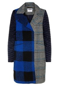 Cappotto lungo con motivi misti: parte anteriore sinistra a scacchi blu e nera, parte anteriore destra a quadri grigi e maniche trapuntate blu navy.