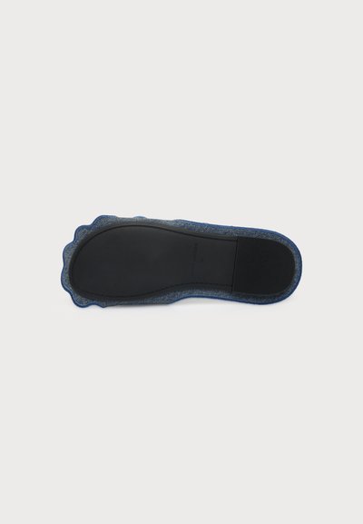 Semelle de chaussure noire plate avec un bord bleu ondulé texturé, vue de dessous sur fond blanc. Aucun marquage ou logo visible.