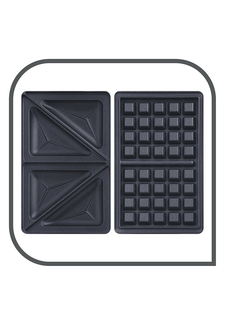 Molde de silicona negro para hornear que presenta dos secciones: un diseño triangular a la izquierda y un patrón de cuadrícula con cuadrados a la derecha.