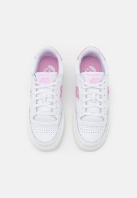 Saucony JAZZ COURT - Sapatilhas - white/pink