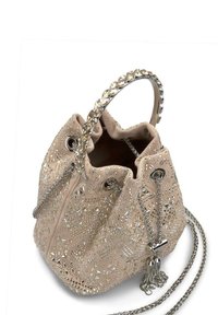 Borsa a secchiello in suede beige con intricatati dettagli in argento, tracolla a catena regolabile e chiusura a coulisse con elementi metallichi.