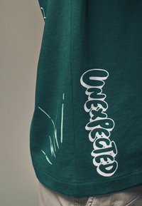 Next NATURE GRAPHIC - Trükipildiga T-särk - green mushroom