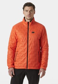 Chaqueta acolchada naranja con cuello alto, cierre frontal y detalles en negro. Cuenta con dos bolsillos laterales con cremallera para mayor funcionalidad.