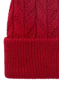 Rode gebreide beanie met een geprofileerd herringbone patroon op het lichaam en een geribbeld omgeslagen boord, gemaakt van dikke garen voor warmte.
