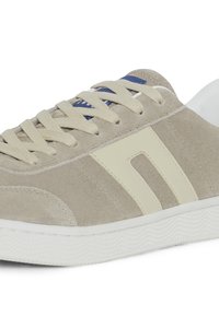 Beige Wildleder-Sneaker mit cremefarbenen Akzenten und blauen Details, ausgestattet mit einer strukturierten weißen Gummisohle und flachen Schnürsenkeln.
