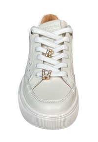 Witte sneaker van geperforeerd leer, ronde neus en platte rubberen zool. Bevat metalen versieringen van "R," "W," en "L" op de veters.