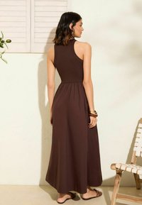 Friends Like These REGULAR FIT - MIX DROP WAIST 2-IN-1 MIDI - Maxi šaty - chocolate brown