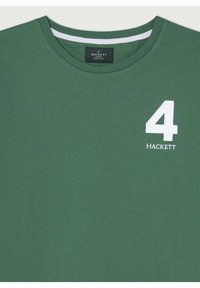 Camiseta de algodón verde con cuello redondo, número 4 bordado en blanco y logo "Hackett". Textura suave con un ajuste casual.