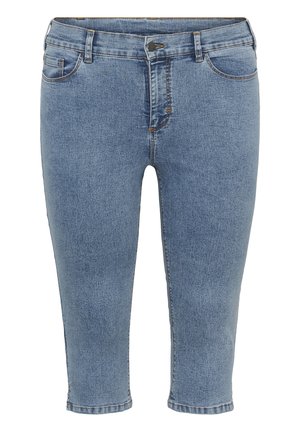 Stredne modré džínsy s krátkym strihom z denimu, s predným gombíkom, zipsom, pútkami na opasok a dizajnom s piatimi vreckami, zobrazené na bielom pozadí.