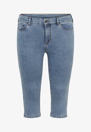Mittelblaue, verkürzte Jeans aus Denim mit vorderer Knopfleiste, Reißverschluss, Gürtelschlaufen und Fünf-Taschen-Design, präsentiert auf weißem Hintergrund.
