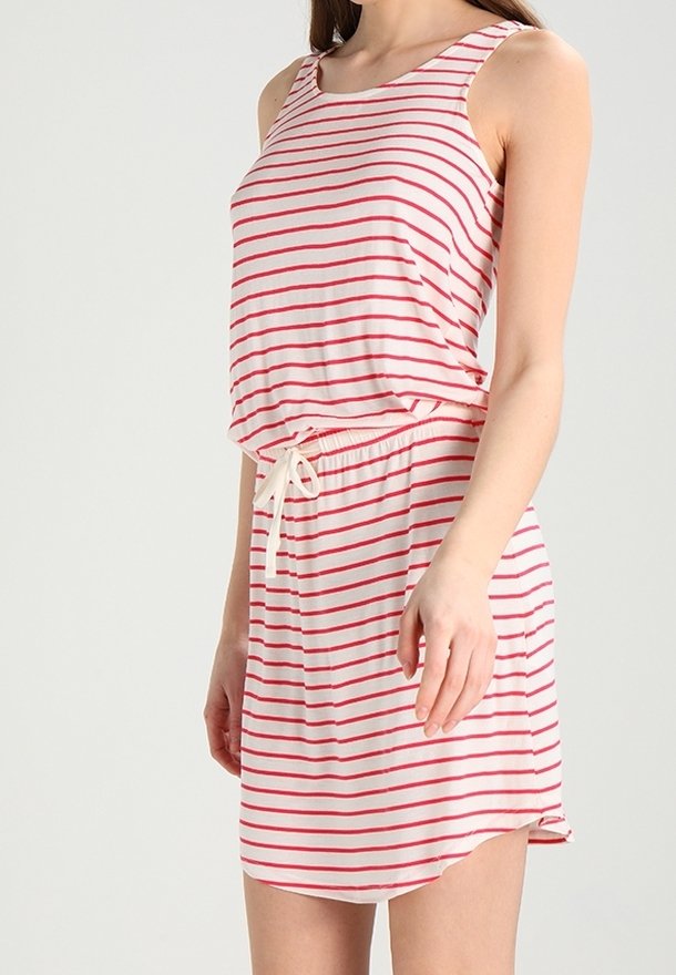 Raidallinen mekko, jossa on punaisia ja valkoisia vaakaosuuksia. Pehmeää kangasta, olkaimeton malli, rento istuvuus ja nyöritettävä vyötärö. Suora helma.