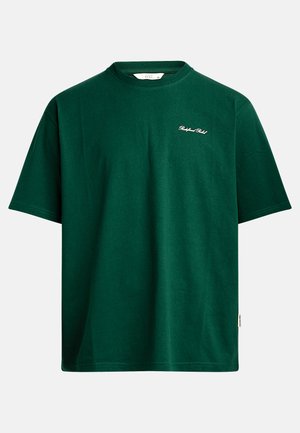 Donkergroene katoenen T-shirt met een ronde hals, korte mouwen en een klein wit logo. De stof heeft een soepele textuur en een comfortabele pasvorm.