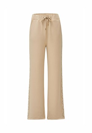 Pantalones de chándal beige con cintura ajustable, piernas amplias y un patrón geométrico decorativo a lo largo de los lados. Textura suave, diseño casual.