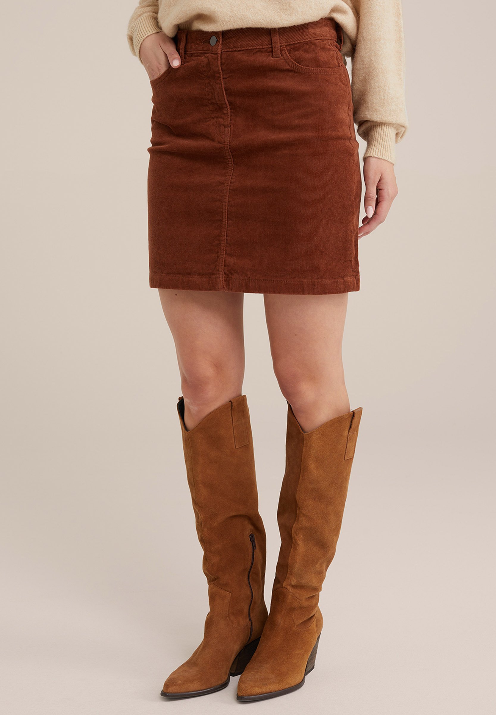 Braune Stiefel Bleistiftrock Und Stiefel Bleistiftrock Mit Leder