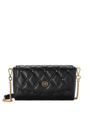 Sac bandoulière en cuir noir matelassé avec des clous dorés, sangle chaîne et un petit logo doré circulaire sur le rabat avant.