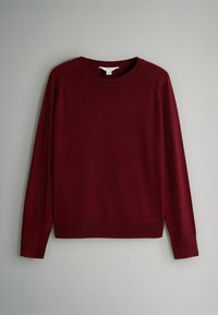 Bordový pletený svetr s žebrovaným kulatým výstřihem, dlouhými rukávy a rovným lemem. Hladká textura s minimálním zdobením.