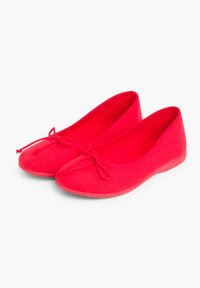 Scarpe basse rosse in tessuto, con punta arrotondata, dettaglio a fiocco elastico nella parte anteriore e suola piatta in gomma.