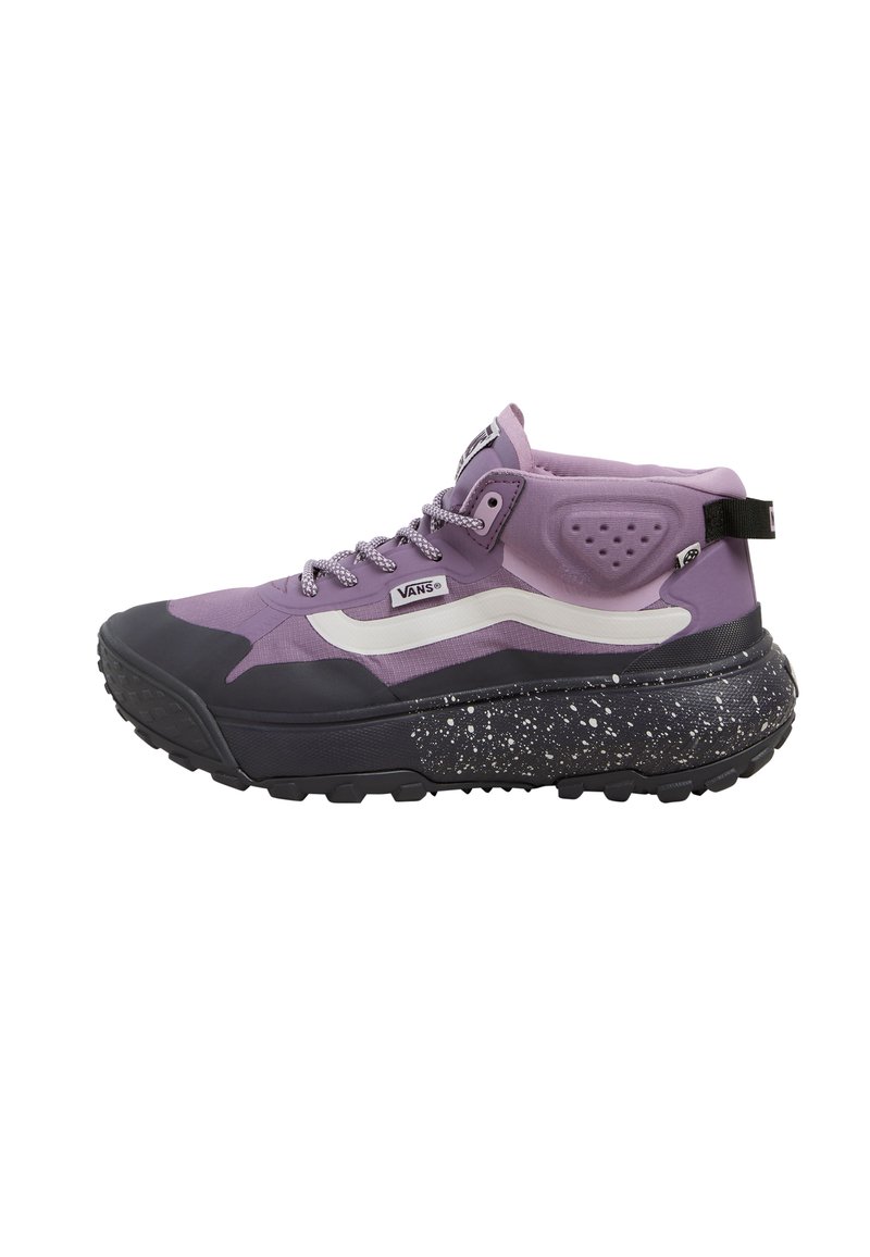 Lilla høj-top sneakers med en tekstureret overdel, sort gummisål og hvide detaljer. Har stedsegmeneterede detaljer på sålen og forstærket krave.