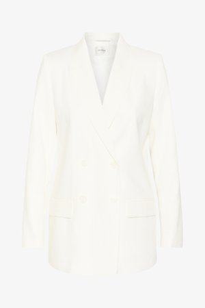 Baltas dvieilis švarkas su lapeliais, ilgomis rankovėmis, priekinėmis kišenėmis su atvartais ir keturiais matomais mygtukais.