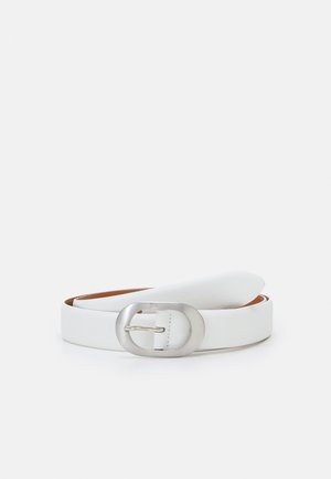 Ceinture en cuir blanc enroulée avec une boucle ovale argentée, sur un fond clair uni.