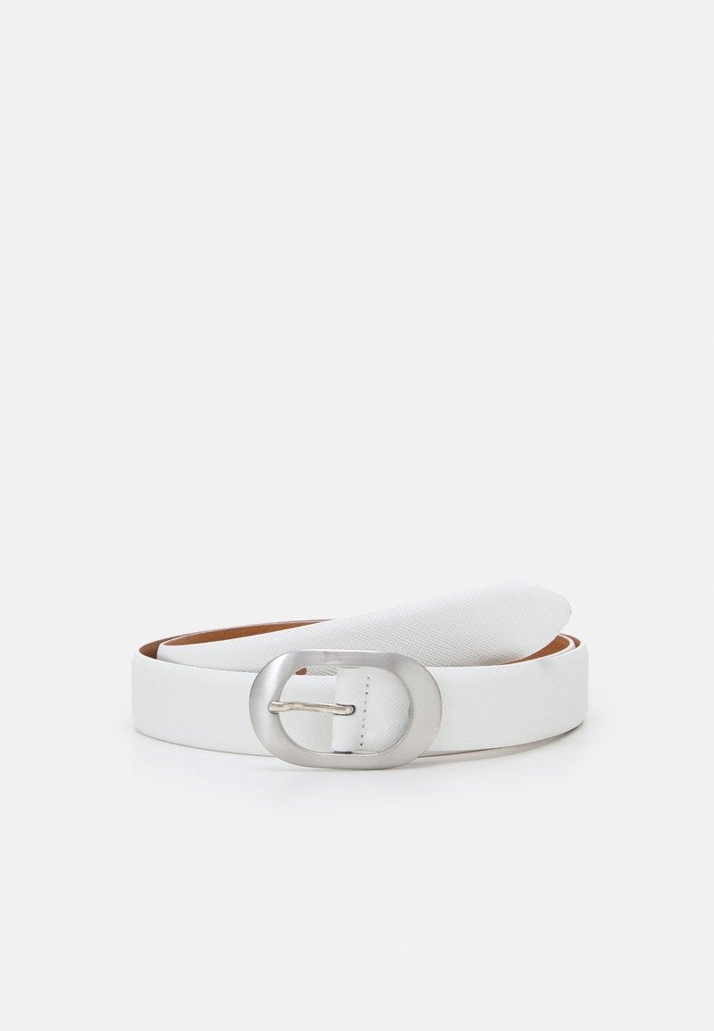 Ceinture en cuir blanc enroulée avec une boucle ovale argentée, sur un fond clair uni.
