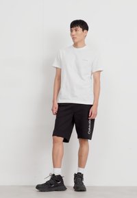 Calvin Klein ANGLED BACK LOGO - Apdrukāts T-krekls - bright white