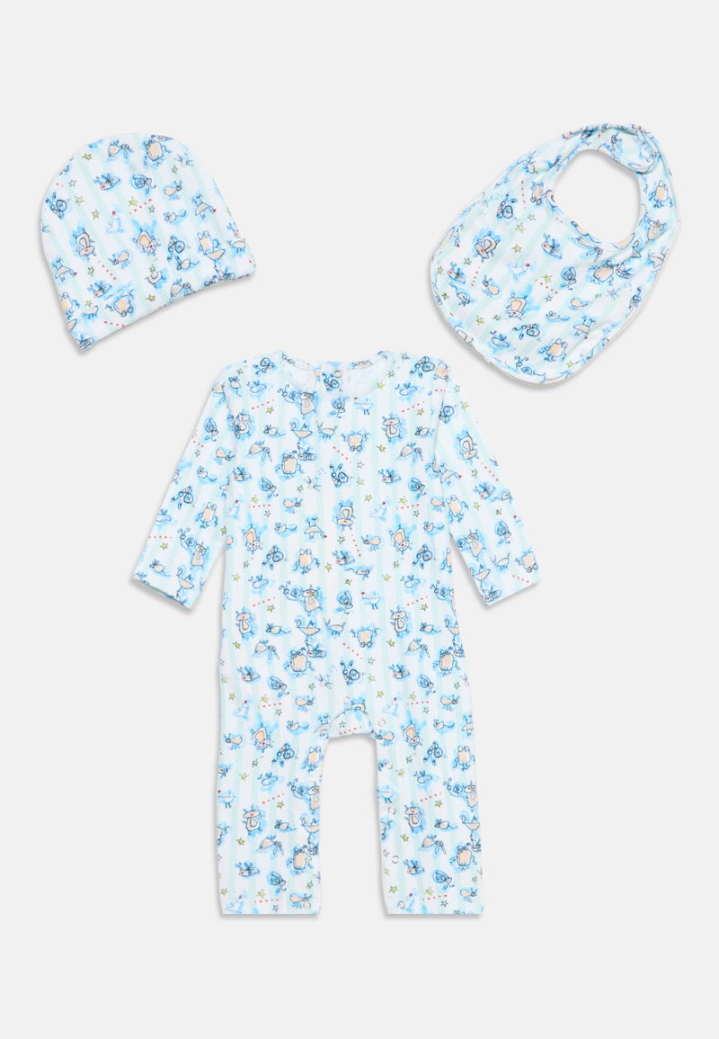 Ensemble bébé avec motifs d’animaux et d’étoiles bleus, comprenant une grenouillère à manches longues, un bonnet et un bavoir sur fond blanc.