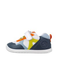 Scarpe multicolori per bambini con tomaia in rete, dettagli blu, arancioni e gialli, e suola in gomma bianca con chiusura in velcro.