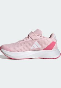 Scarpa sportiva rosa realizzata in materiale mesh con colletto imbottito, caratterizzata da un logo bianco e una suola in gomma con accenti rosa.
