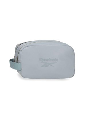 Neceser gris claro de Reebok con dos compartimentos con cremallera y una correa de mano lateral sobre fondo blanco.