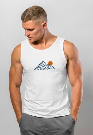 Weißes Tanktop mit einem blauen Bergmotiv und einer orangefarbenen Sonne. Der Stoff wirkt glatt, hat eine lockere Passform und einen gerundeten Ausschnitt.