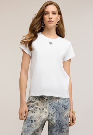 Motivi T-SHIRT CON CUORE IN PAILLETTES - T-shirts print - bianco