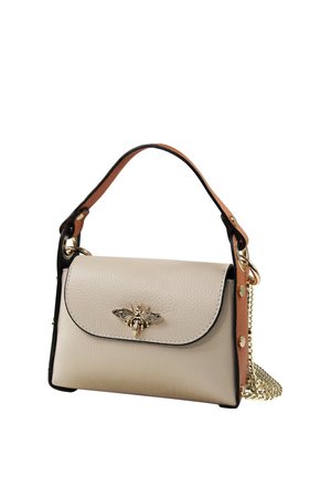 Crèmekleurige handtas met zwarte bies, een bruine bovenhandgreep, gouden bij-embleem op de flap en een gouden ketting schouderriem.